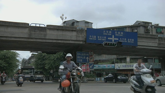 WS与汽车，公共汽车和摩托车交通的交叉口/汕头，广东，中国视频素材