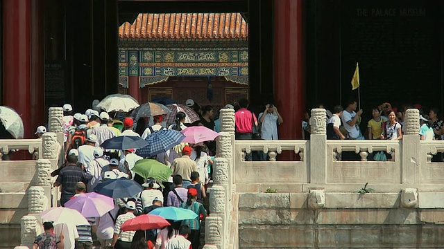 人群走上紫禁城太和门的台阶，中国北京视频素材