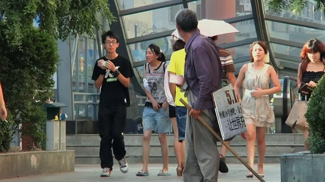 潘小姐在步行区行走/浙江宁波视频素材