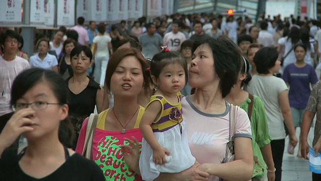 SLO MO MS步行区人群/浙江宁波，中国视频素材