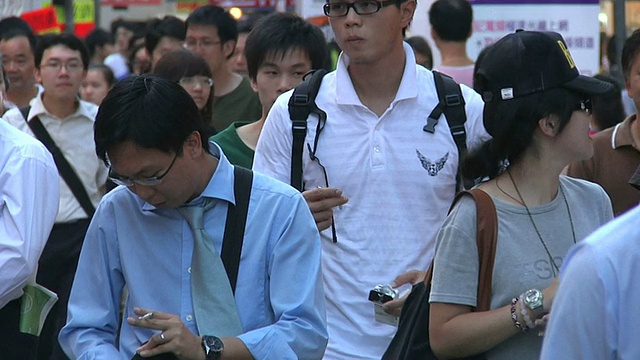 拥挤的人行道/中国香港视频素材