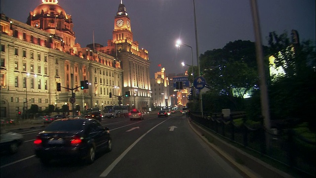 高速广角拍摄在高速公路上向外滩的夜间/上海视频素材