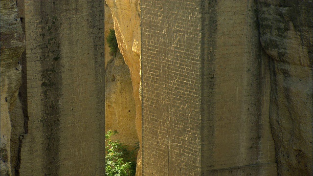 Puente Nuevo CU基地，古老的石桥/隆达，安达卢西亚，西班牙视频素材