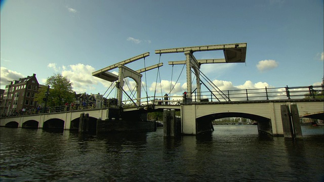 荷兰阿姆斯特丹阿姆斯特尔河上，一艘POV船从Magere Brug (Skinny Bridge)下经过视频素材