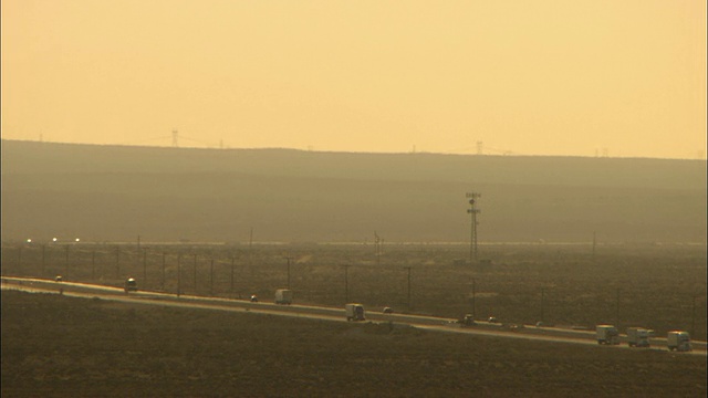 美国加利福尼亚州，穿越莫哈韦沙漠的乡村公路交通视频素材