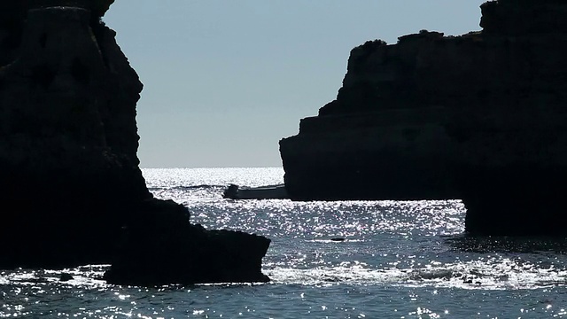 葡萄牙，阿尔加维，拉各斯，Ponta da Piedade船与背景视频素材