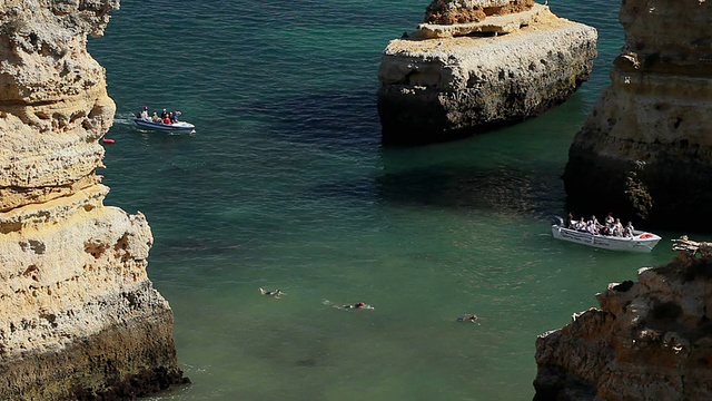 葡萄牙阿尔加维拉各斯Ponta da Piedade附近大西洋上的WS HA游船视频素材