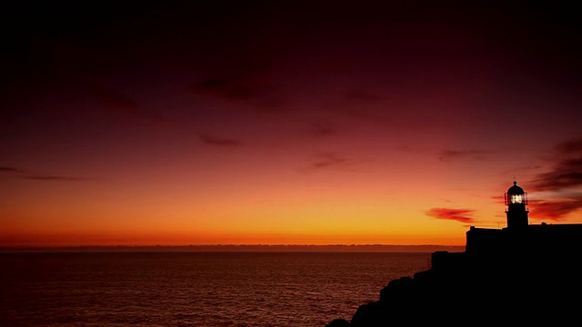 黄昏时分，在圣文森特角(Cabo de Sao Vicente)的WS海景与灯塔剪影/阿尔加维，葡萄牙视频素材