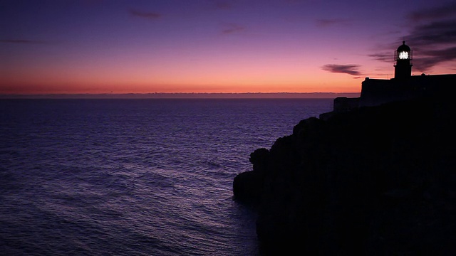 黄昏时分，在圣文森特角(Cabo de Sao Vicente)的WS海景与灯塔剪影/阿尔加维，葡萄牙视频素材