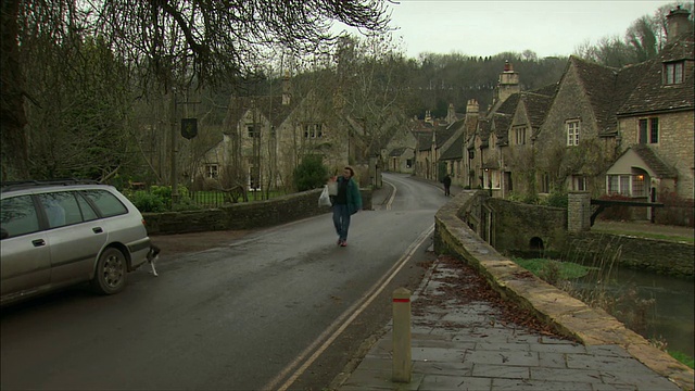 英国旧村的WS路和科茨沃尔德石砌建筑视频素材