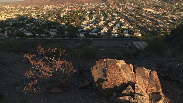 TU HA WS从美国亚利桑那州北山眺望凤凰城住宅区，背景是山脉视频素材