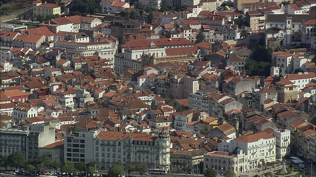 带有红色屋顶的空中WS城市景观/ Coimbra，葡萄牙视频素材