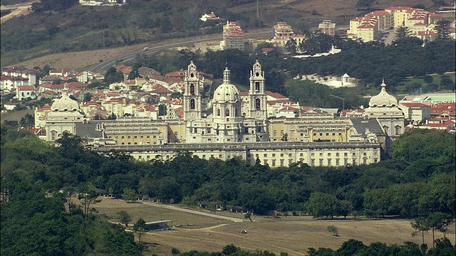 AERIAL WS Mafra国家宫殿/ Mafra，里斯本，葡萄牙视频素材