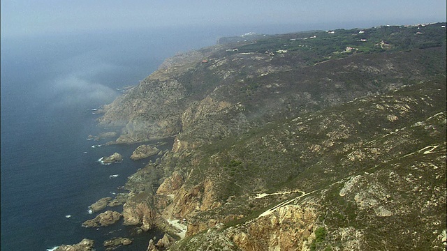 带有悬崖的空中WS海岸，朝向Cabo da Roca / Cascais，葡萄牙里斯本视频素材