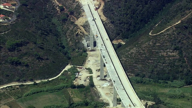 正在建设中的AERIAL WS ZI PAN高速公路大桥/葡萄牙里斯本卡斯凯斯视频素材