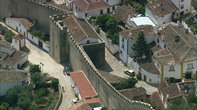 空中WS中世纪墙拥抱房屋/ Obidos，莱里亚，葡萄牙视频素材