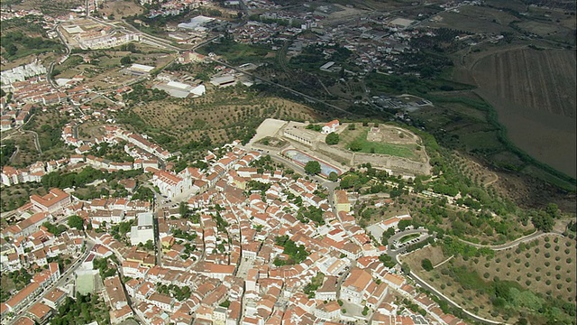 AERIAL WS Townscape with castle / Abrantes, Santarem，葡萄牙视频素材