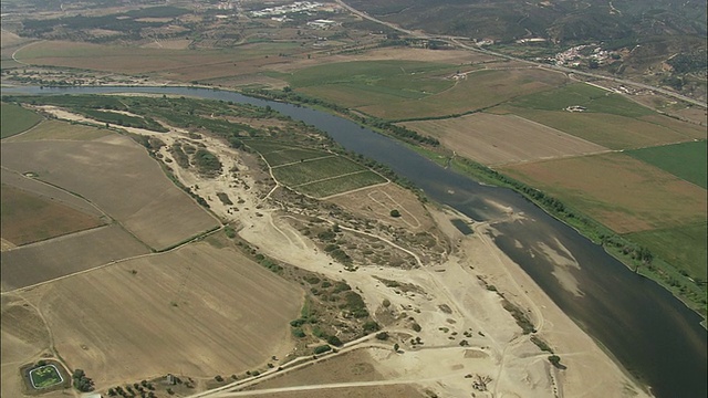 AERIAL WS景观与塔古斯河/ Abrantes，圣塔雷姆，葡萄牙视频素材