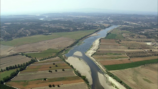 AERIAL WS景观与塔古斯河/ Abrantes，圣塔雷姆，葡萄牙视频素材