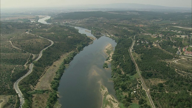 AERIAL WS景观与塔古斯河/ Abrantes，圣塔雷姆，葡萄牙视频素材