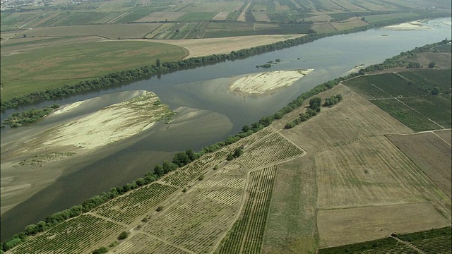 AERIAL WS景观与塔古斯河/ Azinhaga，圣塔雷姆，葡萄牙视频素材