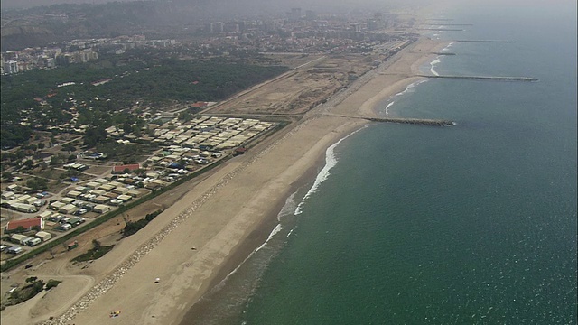 在Costa da Caparica / Cova do Vapor，葡萄牙Setubal的AERIAL WS海滩视频素材