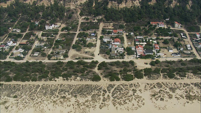 AERIAL WS Costa de Caparica海岸住宅/ Caparica, Setubal，葡萄牙视频素材