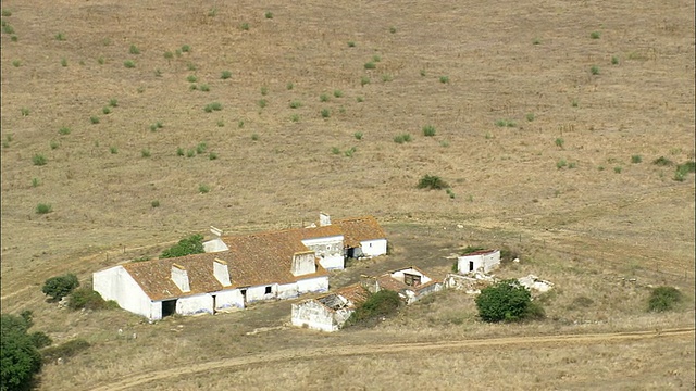 AERIAL WS废弃的农舍/ Arraiolos, Evora，葡萄牙视频素材