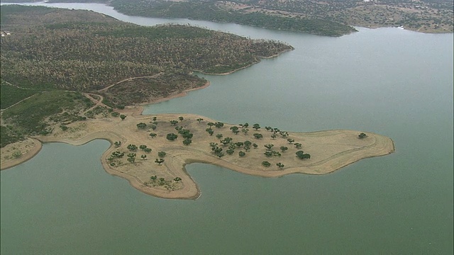 从西班牙边境往北到葡萄牙Portalegre的Elvas / Elvas的AERIAL WS景观视频素材