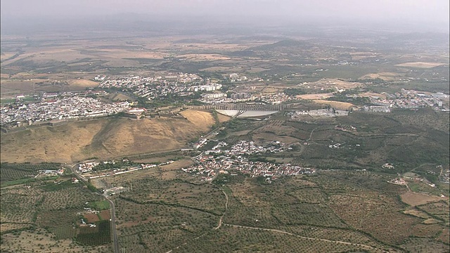 AERIAL WS Townscape with aqueduct / Elvas, Portalegre，葡萄牙视频素材