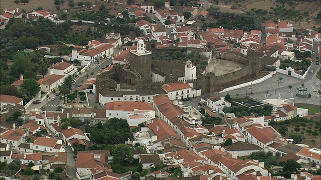 AERIAL WS Townscape with Alandroal Castle / Alandroal, Evora，葡萄牙视频素材