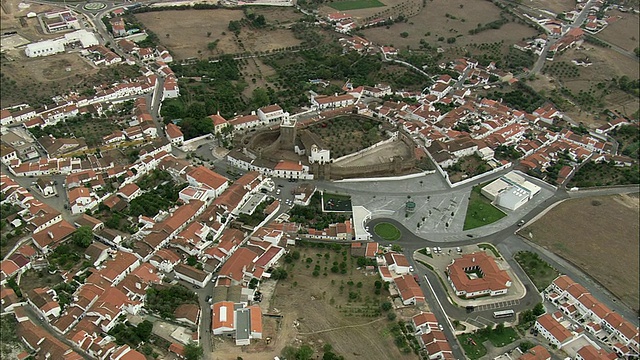 AERIAL WS Townscape with Alandroal Castle / Alandroal, Evora，葡萄牙视频素材