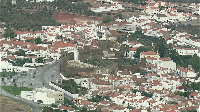 AERIAL WS ZO Townscape with Alandroal Castle / Alandroal, Evora，葡萄牙视频素材