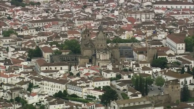 AERIAL WS Townscape with cathedral / Evora，葡萄牙视频素材