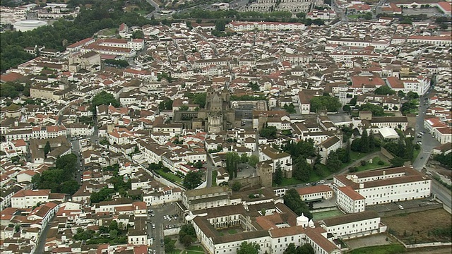 AERIAL WS Townscape with cathedral / Evora，葡萄牙视频素材