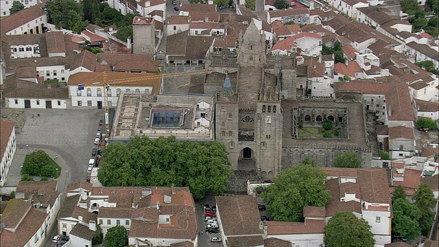 AERIAL WS Townscape with cathedral / Evora，葡萄牙视频素材