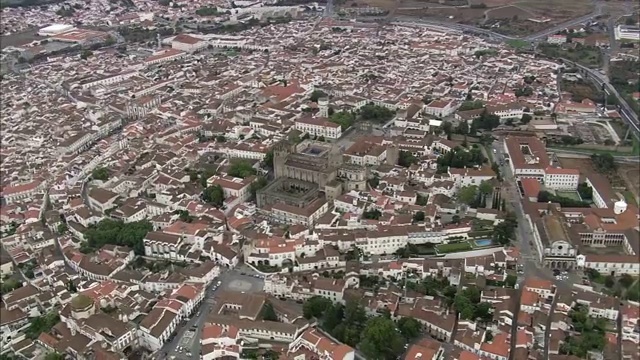 AERIAL WS Townscape with cathedral / Evora，葡萄牙视频素材