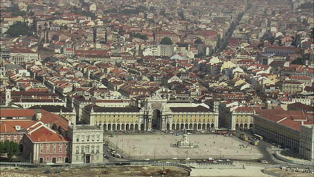 AERIAL WS Cityscape with Praca do Comercio /葡萄牙里斯本视频素材