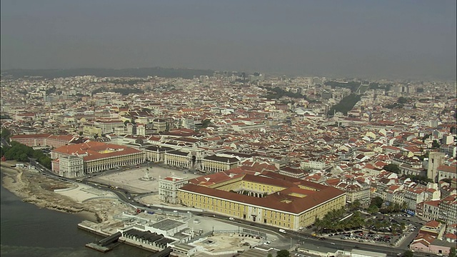 AERIAL WS Cityscape with Praca do Comercio /葡萄牙里斯本视频素材