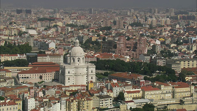 AERIAL WS Cityscape with Santa Engracia教堂/葡萄牙里斯本视频素材