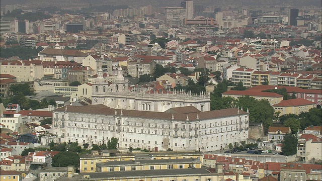 航拍WS城市景观Sao Vicente de Fora修道院/葡萄牙里斯本视频素材