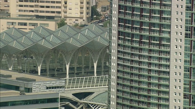 AERIAL CU ZO WS Oriente station detail with cityscape /里斯本，葡萄牙视频素材