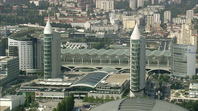 AERIAL WS ZO Oriente station detail with cityscape /里斯本，葡萄牙视频素材