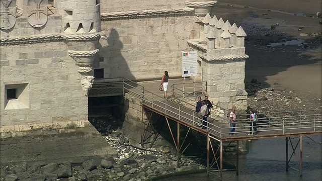 游客参观Torre De Belem / Lisbon，葡萄牙视频素材