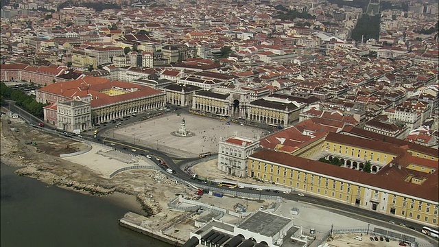 AERIAL CU ZO WS King Statue of King José I and Praca do Comercio /葡萄牙里斯本视频素材