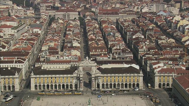 AERIAL WS Cityscape with Praca do Comercio /葡萄牙里斯本视频素材