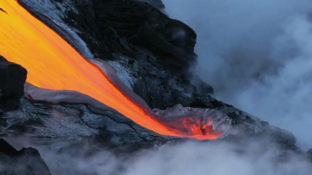 T/L MS来自基拉韦厄火山的熔岩落入美国夏威夷卡拉帕纳海中视频素材
