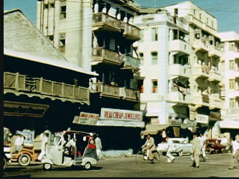 1960蒙太奇标志:真正的廉价珠宝。繁忙的城市街道在卡拉奇，交通，自行车，商店/巴基斯坦的卡拉奇视频素材