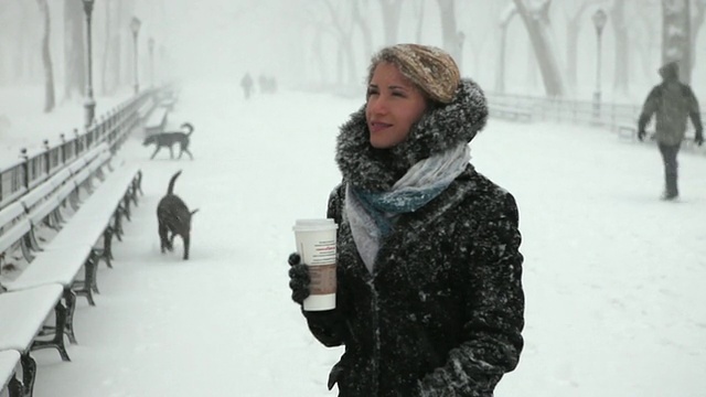 MS肖像年轻女子在公园喝咖啡在暴风雪/纽约市，纽约，美国视频素材