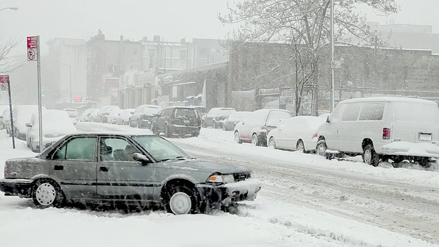 美国纽约，雪灾中街道上的汽车视频素材